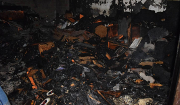 খুলনায় শপিং সেন্টারে আগুনে পুড়ল ১০ দোকান  