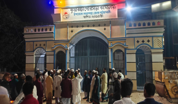 পৌরসভার গেটে তালা, শহীদ বেদিতে ফুল দিতে পারলেন না স্থানীয়রা