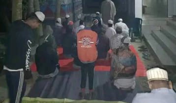 ইমাম নিয়োগ নিয়ে বিএনপি-জামায়াত দ্বন্দ্বে মসজিদে তালা, বাইরে নামাজ আদায়