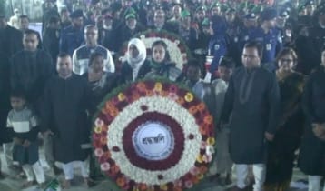 নাটোরে শহীদ মিনারে সর্বস্তরের মানুষের শ্রদ্ধার্ঘ্য