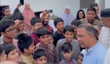 জুমার নামাজ শেষে শিশুদের সঙ্গে প্রধানমন্ত্রীর শুভেচ্ছা বিনিময় 