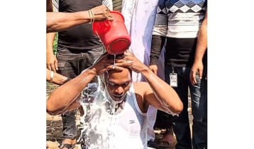 দুধ দিয়ে গোসল করে জুয়া ছাড়লেন যুবক