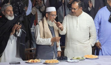 পরাজিত জামায়াত প্রার্থীর বাসায় মিষ্টি নিয়ে হাজির বিজয়ী বিএনপি প্রার্থী