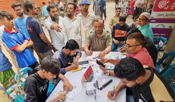 তথ্যকেন্দ্রে ভোটারদের ভিড়, সহায়তা দিচ্ছেন প্রার্থীদের কর্মীরা