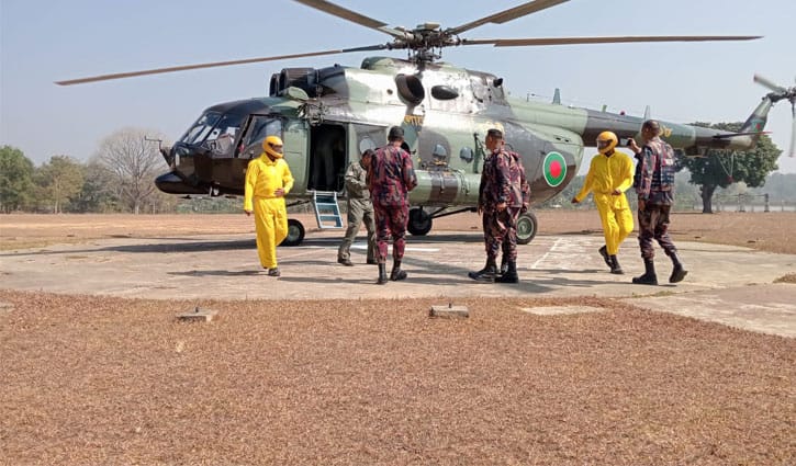 বাঘাইছড়ির দুর্গম ৬ কেন্দ্রে হেলিকপ্টারে যাচ্ছে ভোটের সরঞ্জাম