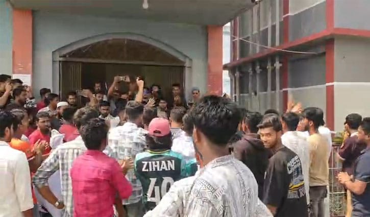 সুনামগঞ্জে অধ্যক্ষের পতদ্যাগের দাবিতে শিক্ষার্থীদের বিক্ষোভ