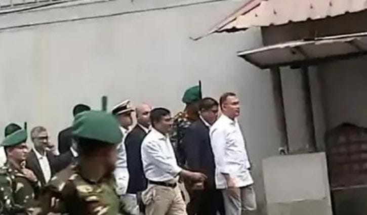 সচিবালয় থেকে হেঁটে ওসমানী স্মৃতি মিলনায়তনে গেলেন প্রধানমন্ত্রী