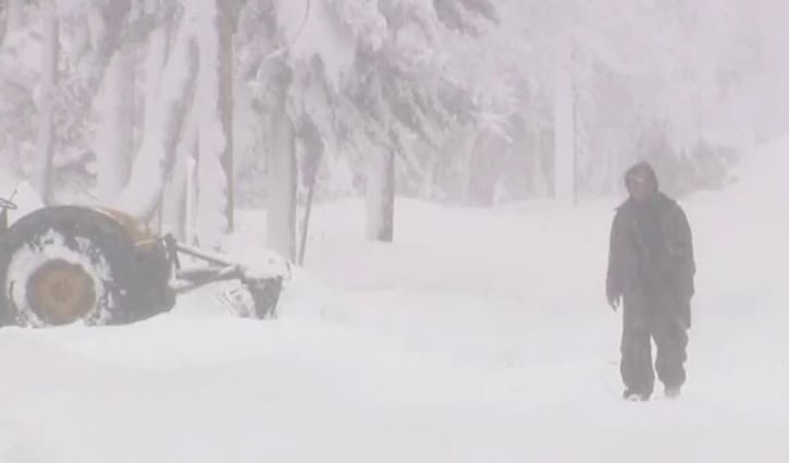 রেকর্ড তুষারপাতে বিপর্যস্ত যুক্তরাষ্ট্রের উত্তর-পূর্বাঞ্চল