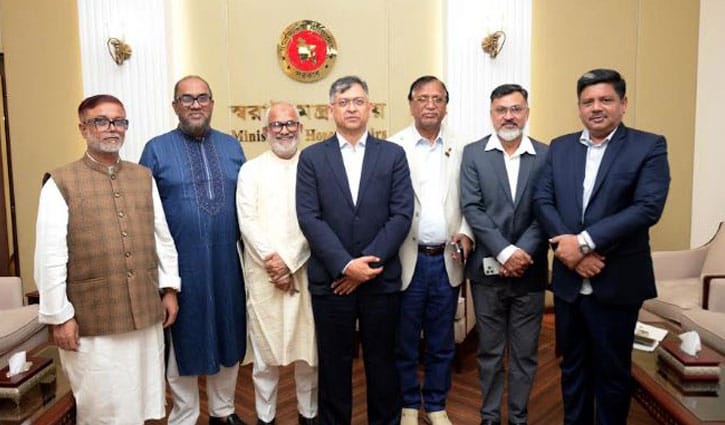 স্বরাষ্ট্রমন্ত্রীর সঙ্গে নবনিযুক্ত ছয় সিটি প্রশাসকের সৌজন্য সাক্ষাৎ