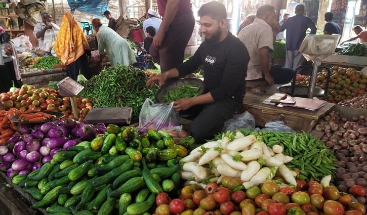 অর্ধেকে নেমেছে হিলি বাজারে সবজির দাম