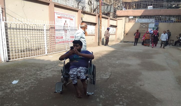 প্রথমবার ভোট দিয়ে আবেগাপ্লুত প্রতিবন্ধী মুশফিকুজ্জামান