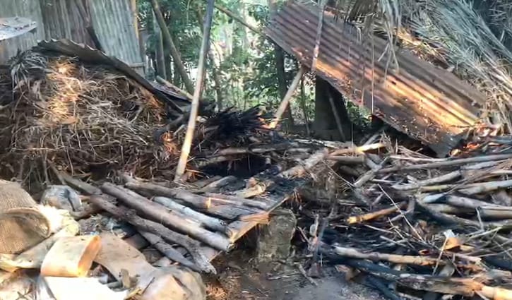 খুলনায় জামায়াত সমর্থকের বাড়িতে আগুন