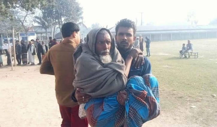 ছেলের কোলে চড়ে ভোটকেন্দ্রে ৭০ বছরের বৃদ্ধ