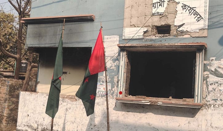 পরিত্যক্ত আ.লীগ কার্যালয়ে পতাকা উত্তোলন