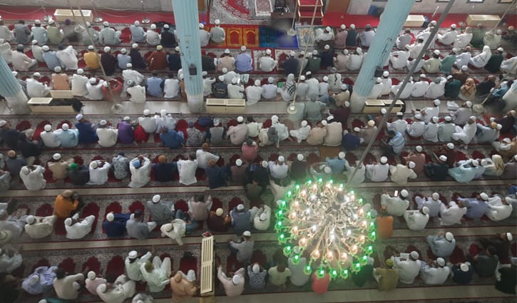 রমজানের দ্বিতীয় জুমায় মুসল্লিদের ঢল, দেশ-জাতির জন্য দোয়া