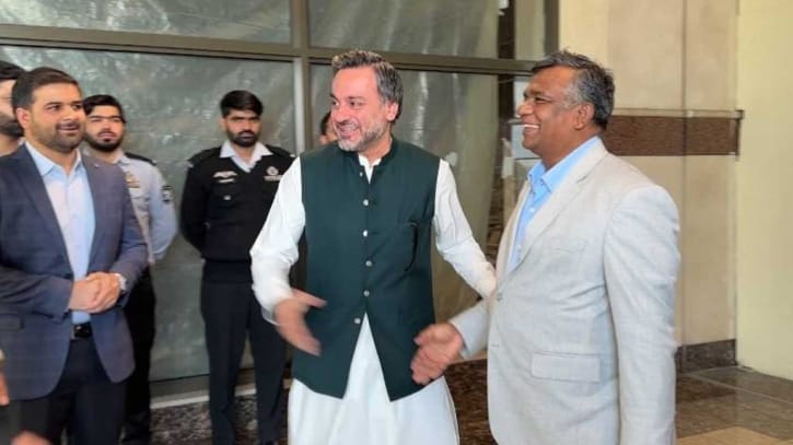 আমিনুল হঠাৎ পাকিস্তানে