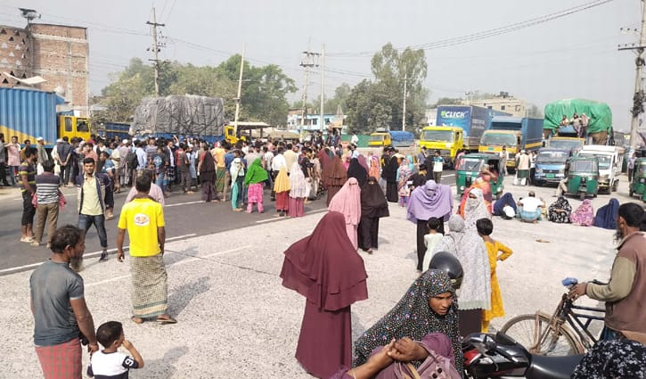 বাসচাপায় মায়ের মৃত্যু, পা হারাল ছেলে: মহাসড়ক অবরোধ এলাকাবাসীর