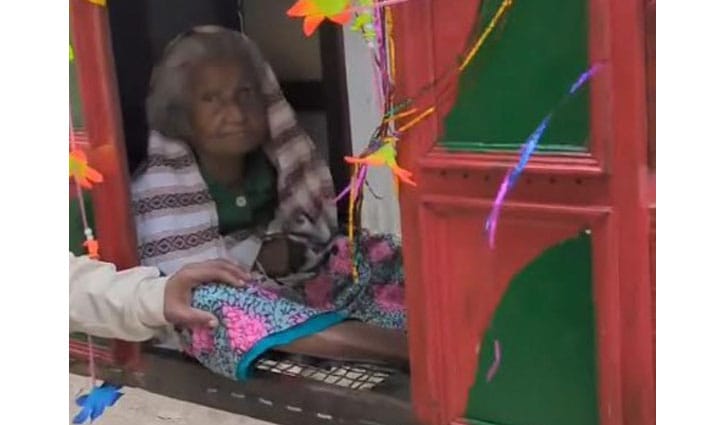 পালকিতে চড়ে ভোট দিলেন ১০৩ বছরের চাঁন বানু