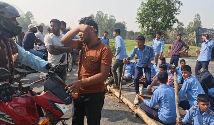 দিনাজপুরে বাসের ধাক্কায় স্কুলগামী শিশু নিহত, সড়ক অবরোধ