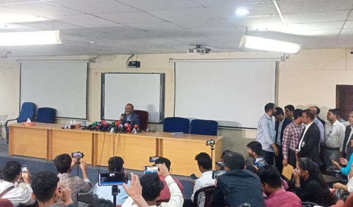 ঢাবি ভিসি নিয়াজ আহমদ খানের পদত্যাগের সিদ্ধান্ত