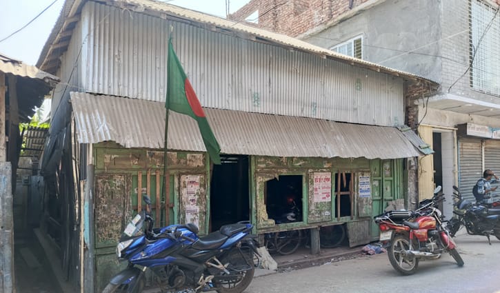 বরগুনা আ.লীগের কার্যালয়ে জাতীয় পতাকা উত্তোলন