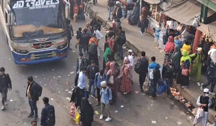 ভোট দিতে বাড়ির পথে ছুটছে মানুষ, অতিরিক্ত ভাড়া আদায়ে যাত্রীদের ক্ষোভ