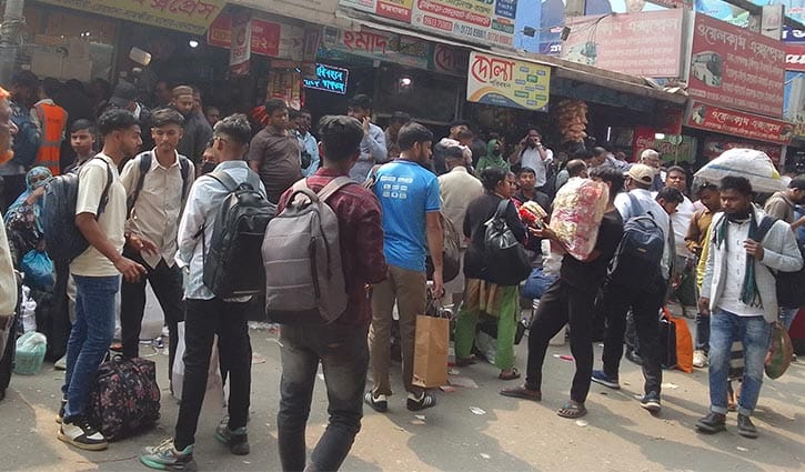 ভোটের টানে বাড়ি ফিরছেন কর্মজীবীরা