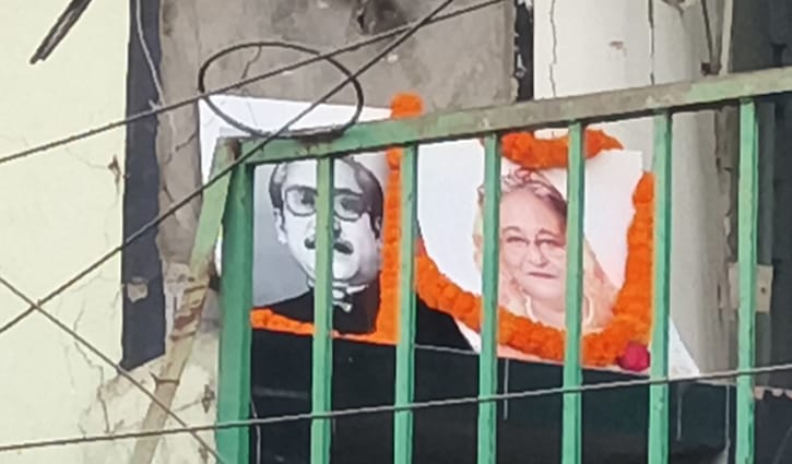 খুলনায় খুলল আ.লীগ অফিসের তালা, শেখ মুজিব ও হাসিনার প্রতিকৃতিতে শ্রদ্ধা