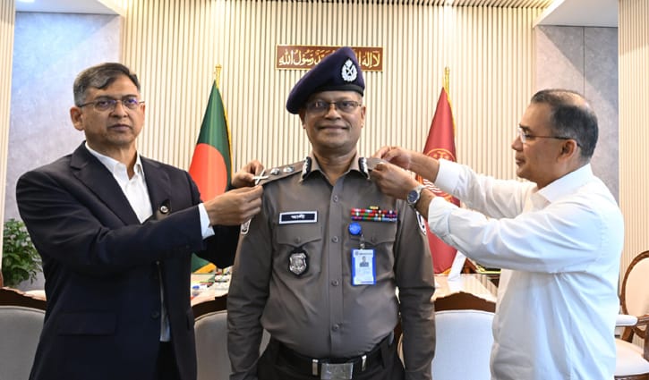 নতুন আইজিপিকে র‍্যাংক ব্যাজ পরিয়ে দিলেন প্রধানমন্ত্রী