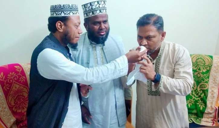 পরাজিত প্রার্থীর সঙ্গে আমীর হামজার সৌজন্য সাক্ষাৎ