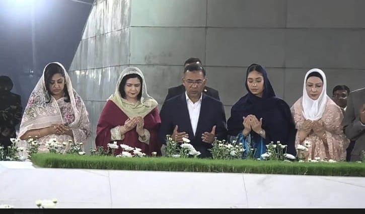 বাবা-মায়ের কবর জিয়ারত করলেন প্রধানমন্ত্রী তারেক