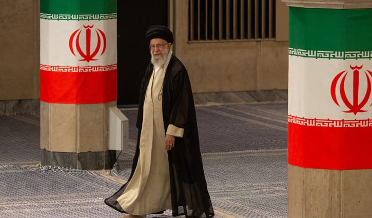 খামেনির কার্যালয় লক্ষ্য করে ব্যাপক ক্ষেপণাস্ত্র হামলা