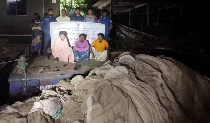 মেঘনার ডুবোচর ঘের দিয়ে মাছ নিধন, আটক ৩