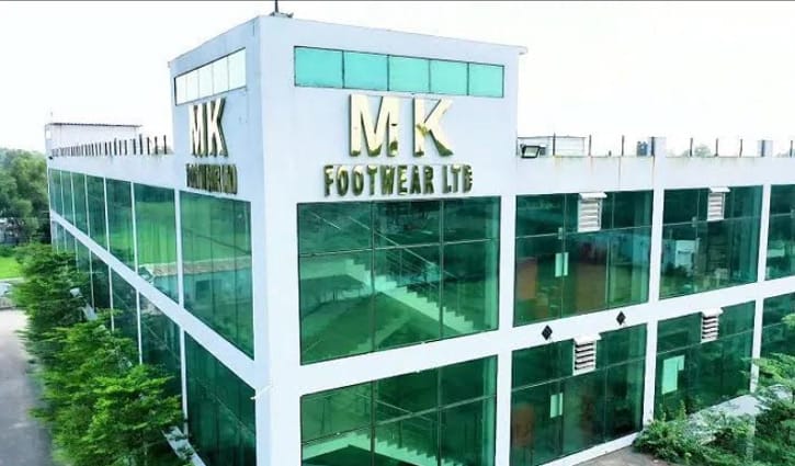 মাকে শেয়ার উপহার দেবেন এমকে ফুটওয়্যারের পরিচালক