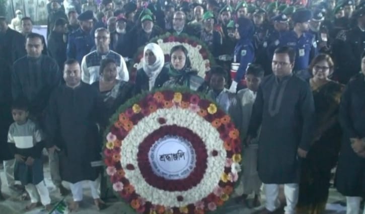 নাটোরে শহীদ মিনারে সর্বস্তরের মানুষের শ্রদ্ধার্ঘ্য