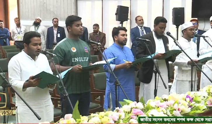 সংসদ সদস্য ও সংবিধান সংস্কার পরিষদের শপথ নিলেন এনসিপির বিজয়ীরা 
