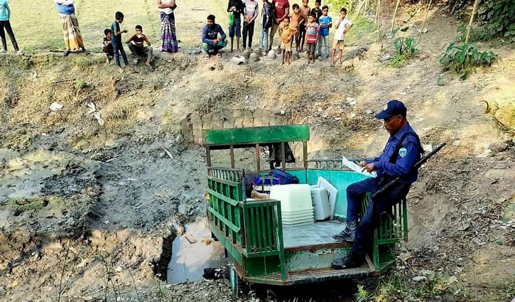 গাইবান্ধায় নির্বাচনি সরঞ্জামসহ ইঞ্জিনচালিত ভ্যান খাদে