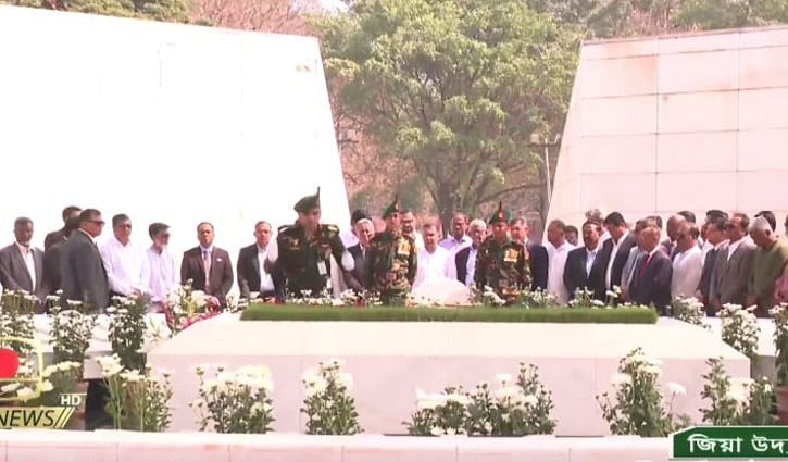 জিয়াউর রহমান ও খালেদা জিয়ার সমাধিতে প্রধানমন্ত্রীর শ্রদ্ধা 