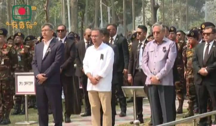 বনানী সামরিক কবরস্থানে রাষ্ট্রপতি-প্রধানমন্ত্রীর শ্রদ্ধা