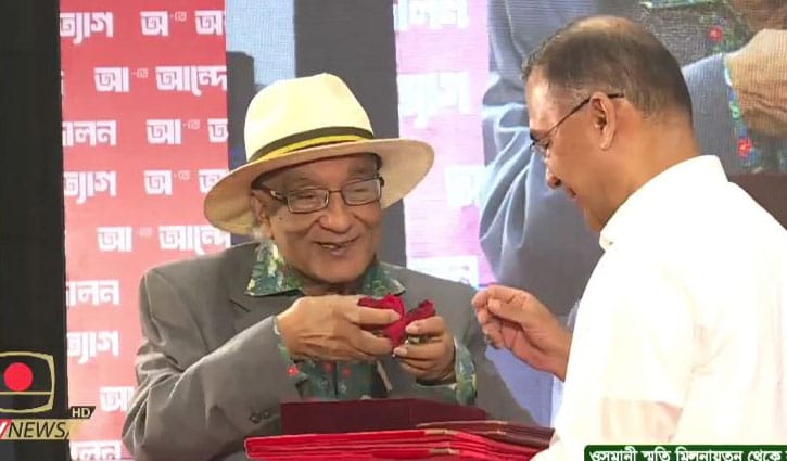 প্রধানমন্ত্রীকে লাল গোলাপ দিলেন শফিক রেহমান