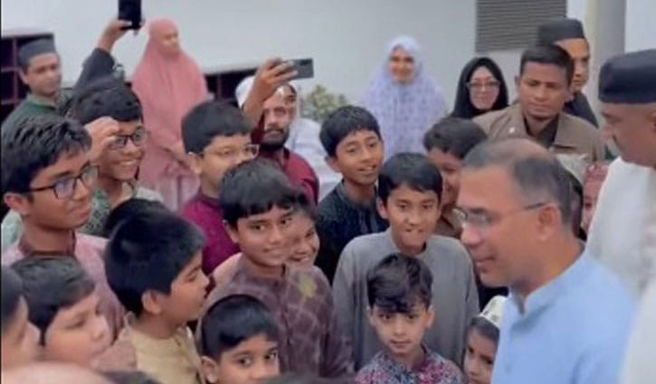 জুমার নামাজ শেষে শিশুদের সঙ্গে প্রধানমন্ত্রীর শুভেচ্ছা বিনিময় 