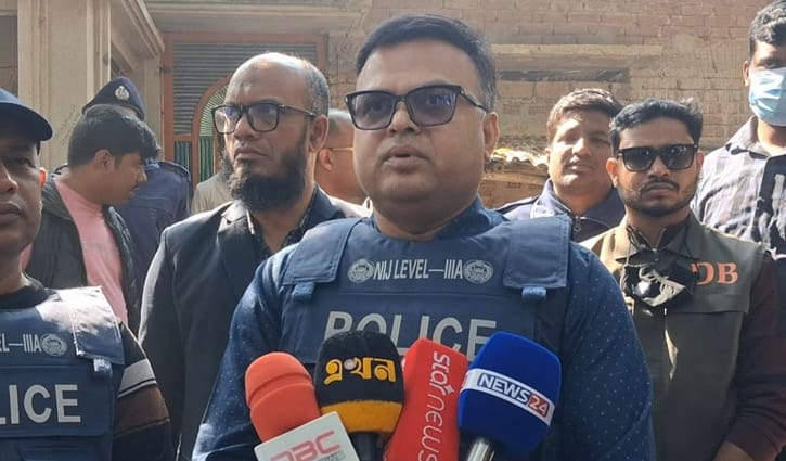 ককটেল বিস্ফোরণের ঘটনাস্থলে চাঁপাইনবাবগঞ্জের পুলিশ সুপার