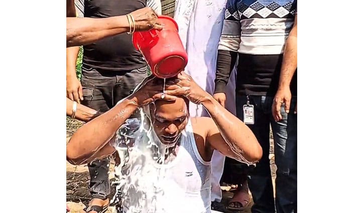 দুধ দিয়ে গোসল করে জুয়া ছাড়লেন যুবক