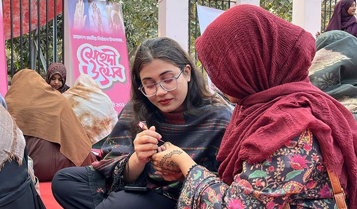 চাঁপাইনবাবগঞ্জে নির্বাচনকে কেন্দ্র করে মেহেদী উৎসব   