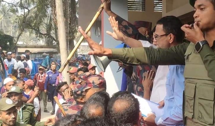 চাঁদপুরে বরাদ্দ বাড়ানোর দাবিতে নির্বাচন সরঞ্জামবাহী চালকদের বিক্ষোভ