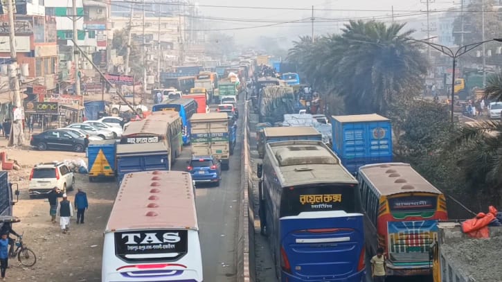 নবীনগর-চন্দ্রা সড়কে ৯ কিলোমিটার যানজট