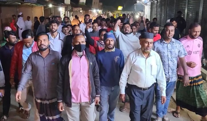 সিরাজগঞ্জে ওসির অপসারণের দাবিতে বিক্ষোভ মিছিল