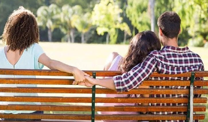 পরকীয়া না কি ভুল বোঝাবুঝি? ৫টি লক্ষণে বুঝে নিন