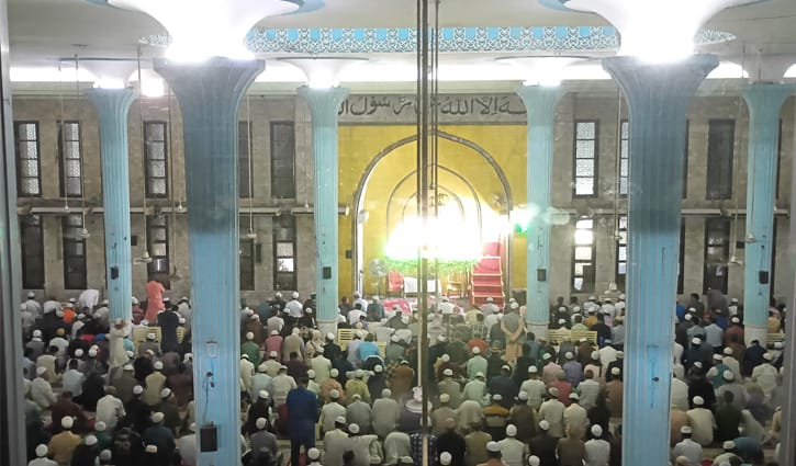 প্রথম তারাবিতে মুসল্লিদের ভিড়