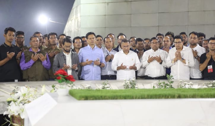 ভোটের প্রচার শেষে বাবা-মায়ের কবর জিয়ারত করলেন তারেক রহমান